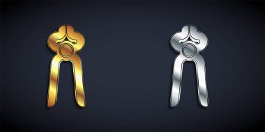 Altın ve gümüş Blacksmith kerpeten alet simgesi siyah arka planda izole. Uzun gölge tarzı. Vektör.