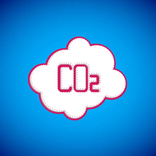 青い背景に隔離された雲のアイコンの白いCo2排出量 二酸化炭素の公式 スモッグ汚染の概念 環境概念 ベクトル — ストックベクタ