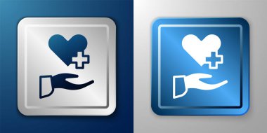 Mavi ve gri arkaplanda bir haç simgesi olan beyaz kalp. İlk yardım. Sağlık, tıbbi ve eczane işaretleri. Gümüş ve mavi kare düğme. Vektör
