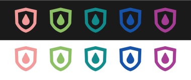 Siyah ve beyaz arkaplanda izole edilmiş kalkan simgesine yağ düşüşünü ayarla. Vektör