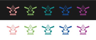 Siyah beyaz arkaplanda demirci örs aleti ve çekiç simgesini ayır. Metal dövmesi. Kalpazanlık aleti. Vektör