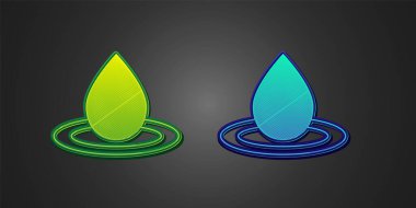 Yeşil ve mavi su damlası simgesi siyah arkaplanda izole edildi. Vektör