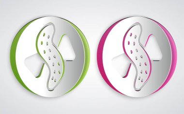 Kağıt kesiği, gri arka planda izole edilmiş bir tabak ikonunda salatalık servisi yapıyor. Deniz yemeği. Kağıt sanatı tarzı. Vektör