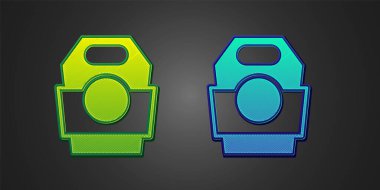 Siyah arka planda izole edilmiş, kağıt kutu ikonunda yeşil ve mavi Asya erişteleri. Sokak yemeği. Kore, Japon, Çin yemekleri. Vektör