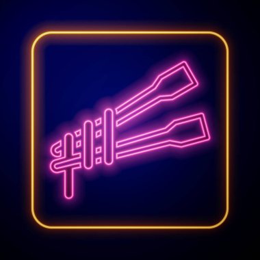 Siyah arka planda izole edilmiş erişte ikonu ile parlayan neon yemek çubukları. Asya yemekleri için tahta Kore çubukları. Doğulu aletler. Vektör