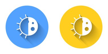 Beyaz Gün gece döngüsü ikonu uzun gölgeli arka planda izole edilmiş. Gündüz konsepti, güneş ve ay. Çember düğmesi. Vektör