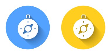 Beyaz Pusula simgesi uzun gölge arkaplanı ile izole edildi. Rüzgâr yön bulma sembolü. Rüzgar gül işareti. Çember düğmesi. Vektör