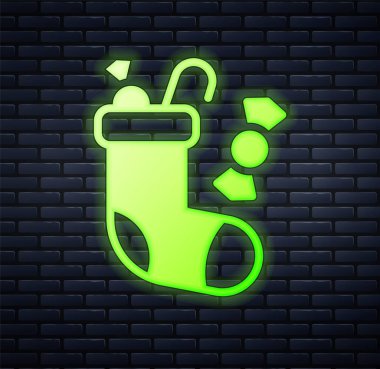 Parlayan neon renkli Noel çorap ikonu tuğla duvar arkasında izole edilmiş. Mutlu Noeller ve mutlu yıllar. Vektör