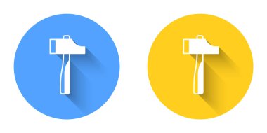 Beyaz Çekiç simgesi uzun gölge arkaplanı ile izole edildi. Tamir için bir araç. Çember düğmesi. Vektör