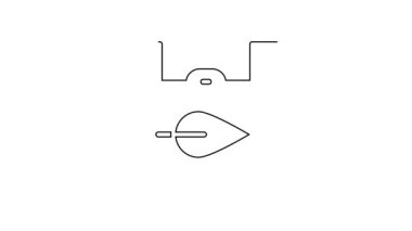 Beyaz zemin üzerinde geri dönüşüm simgesi olan siyah çizgi kağıt alışveriş torbası. Geri dönüşüm sembollü çanta. 4K Video hareketli grafik canlandırması