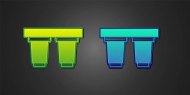 Yeşil ve mavi su filtresi kartuş simgesi siyah arkaplanda izole edildi. Vektör