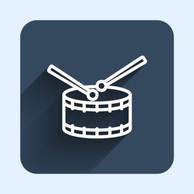Uzun gölge arkaplan ile izole edilmiş baget çubukları simgesi ile beyaz çizgi Drum. Müzik işareti. Müzik aleti sembolü. Mavi kare düğme. Vektör