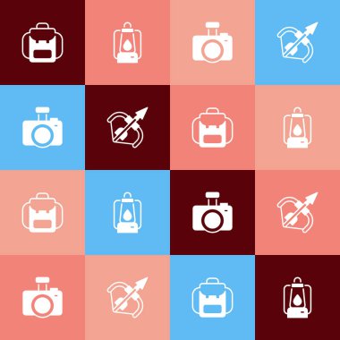 Pop Art Hiking sırt çantası, kamp feneri, fotoğraf makinesi ve ortaçağ ok ve yay ikonunu hazırlayın. Vektör