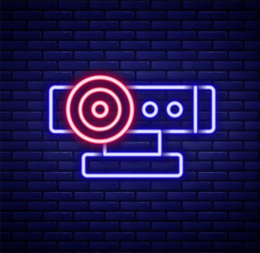 Parlayan neon hattı web kamera ikonu tuğla duvar arka planında izole edildi. Sohbet kamerası. Web kamerası simgesi. Renkli taslak konsepti. Vektör