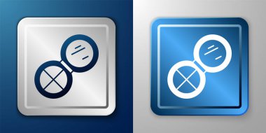 Mavi ve gri arkaplanda izole edilmiş ayna ikonlu beyaz makyaj tozu. Gümüş ve mavi kare düğme. Vektör