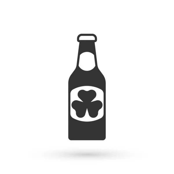 Grey Beer bottle with clover trefoil leaf icon isolated on white background. Happy Saint Patricks day. National Irish holiday. Vector — Image vectorielle