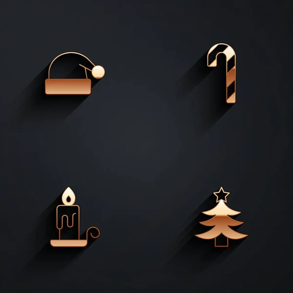 Set Natale cappello di Babbo Natale, bastone di zucchero con strisce, candela ardente e icona dell'albero con lunga ombra. Vettore — Vettoriale Stock