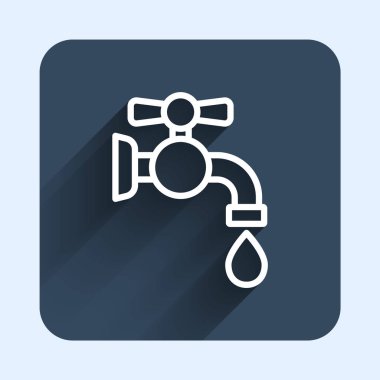 Beyaz çizgi su musluğu simgesi uzun gölge arkaplanı ile izole edildi. Mavi kare düğme. Vektör