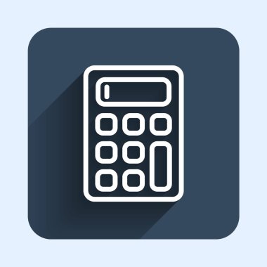 Beyaz çizgi hesap makinesi simgesi uzun gölge arkaplanı ile izole edildi. Muhasebe sembolü. İş hesaplamaları matematik eğitimi ve finans. Mavi kare düğme. Vektör