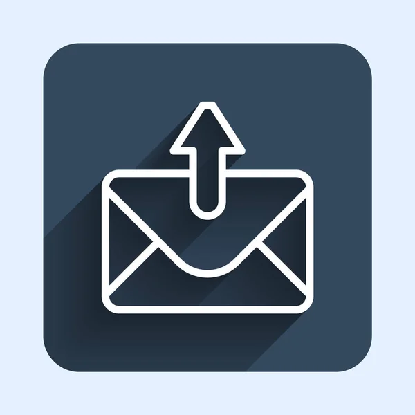 Linha branca Ícone de correio e e-mail isolado com fundo de sombra longa. Envelope símbolo e-mail. E-mail sinal de mensagem. Botão quadrado azul. Vetor —  Vetores de Stock