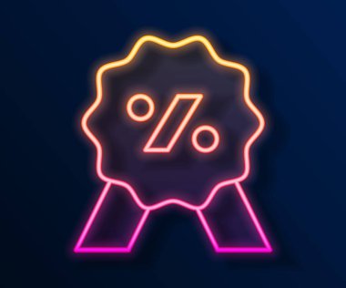Parlayan neon hattı% indirimli etiket simgesi siyah arkaplanda izole edildi. Etiket alışverişi. Özel teklif işareti. İndirim kuponları sembolü. Vektör