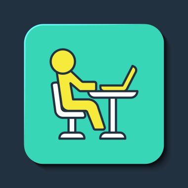 Mavi arka planda izole edilmiş ana hatlı Freelancer simgesi. Evinde dizüstü bilgisayarla çalışan serbest çalışan bir adam. Çevrimiçi iş, uzak iş kavramı. Turkuaz kare düğme. Vektör