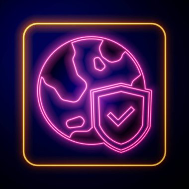 Dünya küresi simgesiyle parlayan neon kalkanı siyah arka planda izole edildi. Sigorta konsepti. Güvenlik, güvenlik, koruma, gizlilik kavramı. Vektör