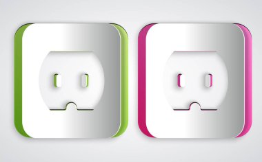 Kağıt kesiği Elektrik çıkış simgesi gri arkaplanda izole edildi. Elektrik prizi. Rosette sembolü. Kağıt sanatı tarzı. Vektör
