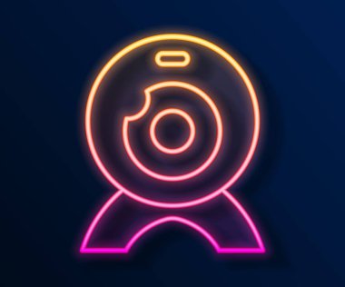 Parlayan neon hattı web kamera simgesi siyah arkaplanda izole edildi. Sohbet kamerası. Web kamerası simgesi. Vektör