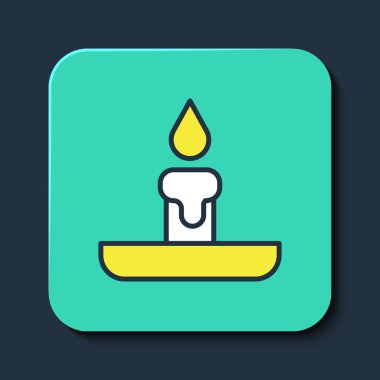 Mavi arkaplanda izole edilmiş, şamdan ikonunda yanan mum. Silindirik mum çubuğu ve yanan ateş. Turkuaz kare düğme. Vektör
