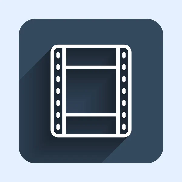 Línea blanca Reproducir icono de vídeo aislado con fondo de sombra larga. Señal de tira de película. Botón cuadrado azul. Vector — Vector de stock