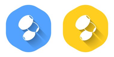 Beyaz zeytin ikonu uzun gölgeli arka planda izole edilmiş. Çember düğmesi. Vektör