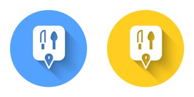 Beyaz Kafe ve restoran konumu ikonu uzun gölgeli bir arka plana sahip. Nokta içinde bıçak ve kaşık yeme işareti var. Çember düğmesi. Vektör.