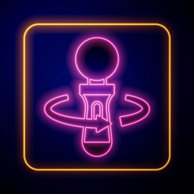 Parlayan neon kontrol oyunu simgesi siyah arkaplanda izole edildi. Sanal gerçeklik deneyimi, mevcudiyet hissi, konum takip teknolojisi cihazı. Vektör