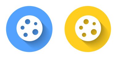 Beyaz Ay simgesi uzun gölge arkaplanı ile izole edildi. Çember düğmesi. Vektör