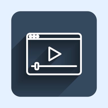 Beyaz çizgi Online video oynatma simgesi uzun gölge arkaplanı ile izole edildi. Oyun işaretli film şeridi. Mavi kare düğme. Vektör