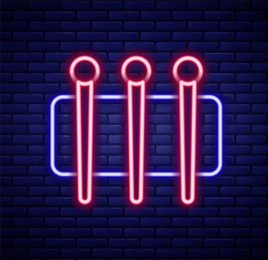 Duvarın arka planında izole edilmiş ikon dikmek için parlayan neon hattı iğnesi. Terzi sembolü. Tekstil el sanatları tabelasını diker. Nakış aletleri. Renkli taslak konsepti. Vektör