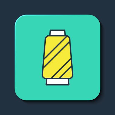 Mavi arkaplanda izole edilmiş makara simgesi üzerindeki ana hatlı dikiş ipliği. İplik makarası. İplik kutusu. Turkuaz kare düğme. Vektör