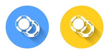 Beyaz Kumarhane çipleri simgesi uzun gölgeli. Kumarhane kumarı. Çember düğmesi. Vektör