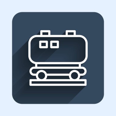 Beyaz çizgi Petrol Sarnıç ikonu uzun gölge arkaplan izole. Tren vagonundaki petrol tankı. Demiryolu nakliyesi. Petrol endüstrisi. Mavi kare düğme. Vektör