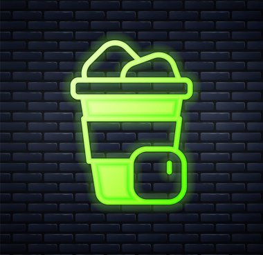Parlayan neon buzlu kahve ikonu tuğla duvar arkasında izole edilmiş. Vektör
