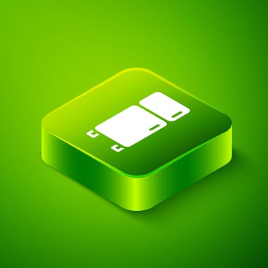 Isometric Buzdolabı simgesi yeşil arka planda izole edildi. Buzdolabı buzdolabı. Ev aletleri ve aletler. Yeşil kare düğmesi. Vektör