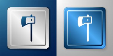 Mavi ve gri arka planda beyaz tahta balta simgesi izole edildi. Oduncu baltası. Gümüş ve mavi kare düğme. Vektör