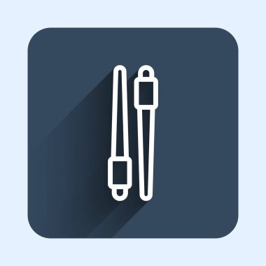 Beyaz çizgi yemek çubukları simgesi uzun gölge arkaplanı ile izole edilmiş. Asya yemekleri için tahta Kore çubukları. Doğulu aletler. Mavi kare düğme. Vektör