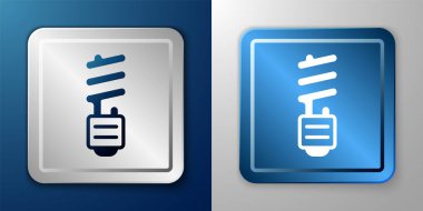 Mavi ve gri arkaplanda beyaz LED ampul simgesi izole edildi. Ekonomik LED ışıklı ampul. Enerji lambasını sakla. Gümüş ve mavi kare düğme. Vektör