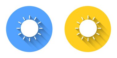 Beyaz Güneş simgesi uzun gölge arkaplanı ile izole edildi. Çember düğmesi. Vektör