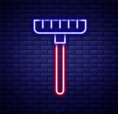 Parlayan neon çizgisi tırmık ikonu tuğla duvar arkasında izole edilmiş. Bahçecilik, tarım, çiftçilik aleti. Toprak işçisi. Temizlik ekipmanları. Renkli taslak konsepti. Vektör