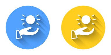 Beyaz Top, uzun gölgeli arka plan ile izole edilmiş el simgesinin üzerinde yükseliyor. Havalanma sembolü. Çember düğmesi. Vektör