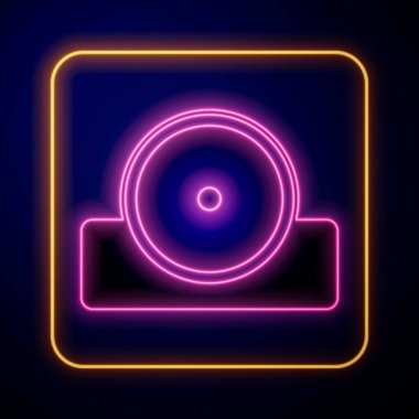 Parlayan neon Otolaryngological baş yansıtıcı ikonu siyah arkaplanda izole edildi. Hastaların kulak, boğaz ve burun muayenesi için ekipman. Vektör