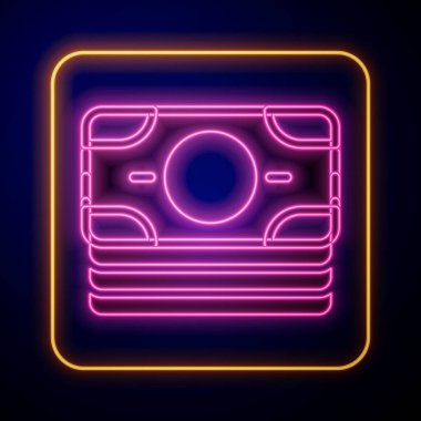 Parlayan neon yığınları kağıt para para ikonu siyah arka planda izole. Para desteleri. Para birimi. Vektör